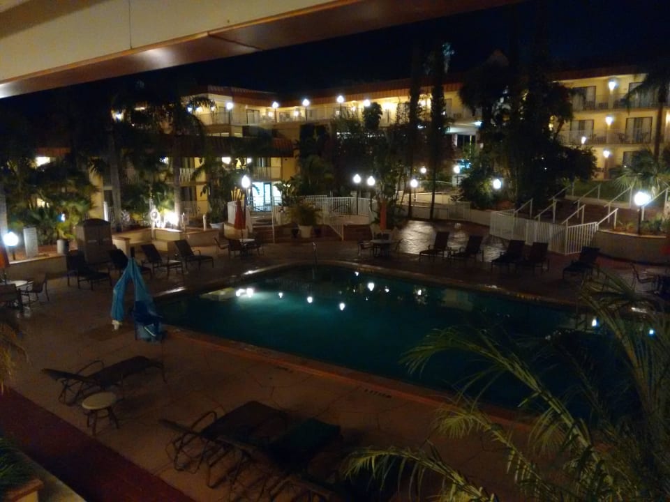 Blick vom kleinen Balkon auf Abendstimmung am Pool Hotel Quality Inn & Suites