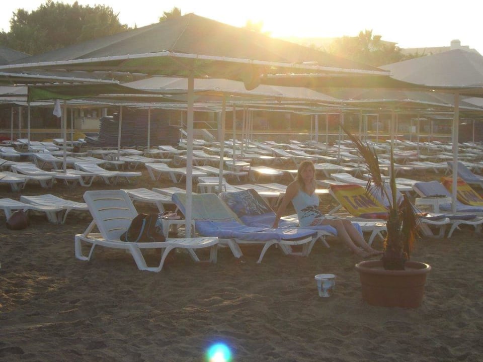 Liegen am Strand Miramare Queen Hotel
