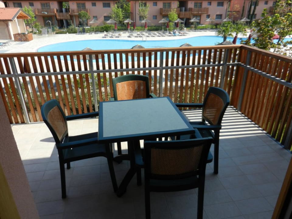 Balkon, poolseitig (mit Tisch) Green Village Resort - Hotel & Aparthotel