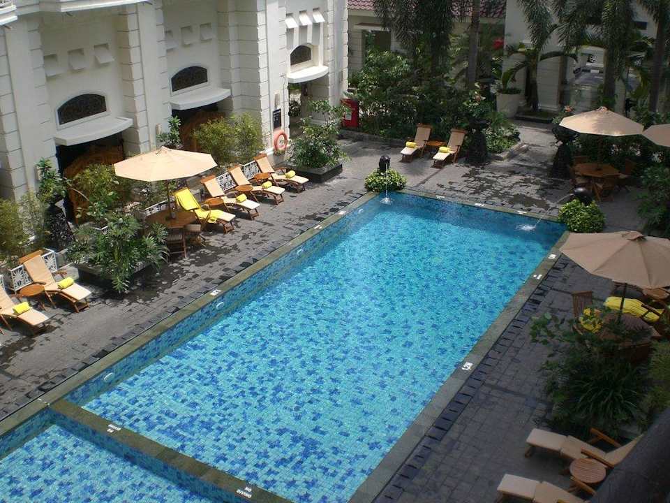 Poolanlage inkl. bereitliegender Handtücher The Phoenix Hotel Yogyakarta