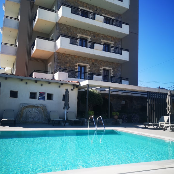 Außenansicht Petousis Hotel & Suites