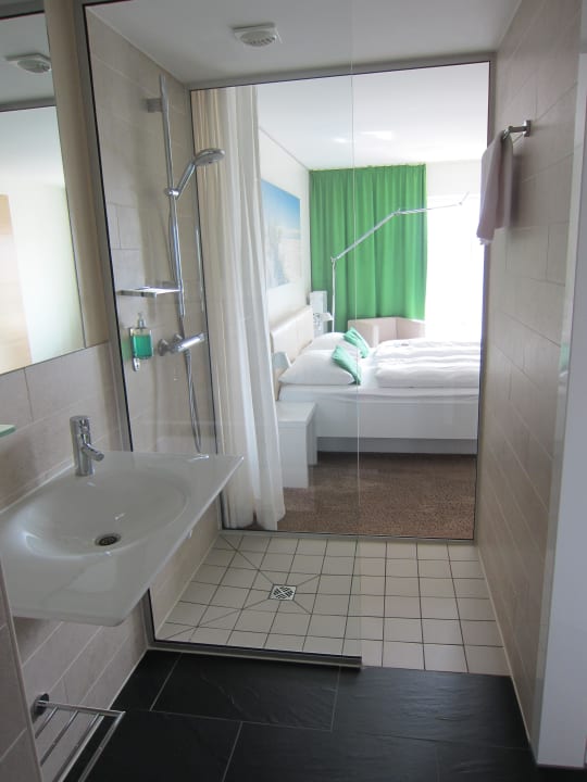 Badezimmer mit Blick auf Schlafraum Strandgut Resort