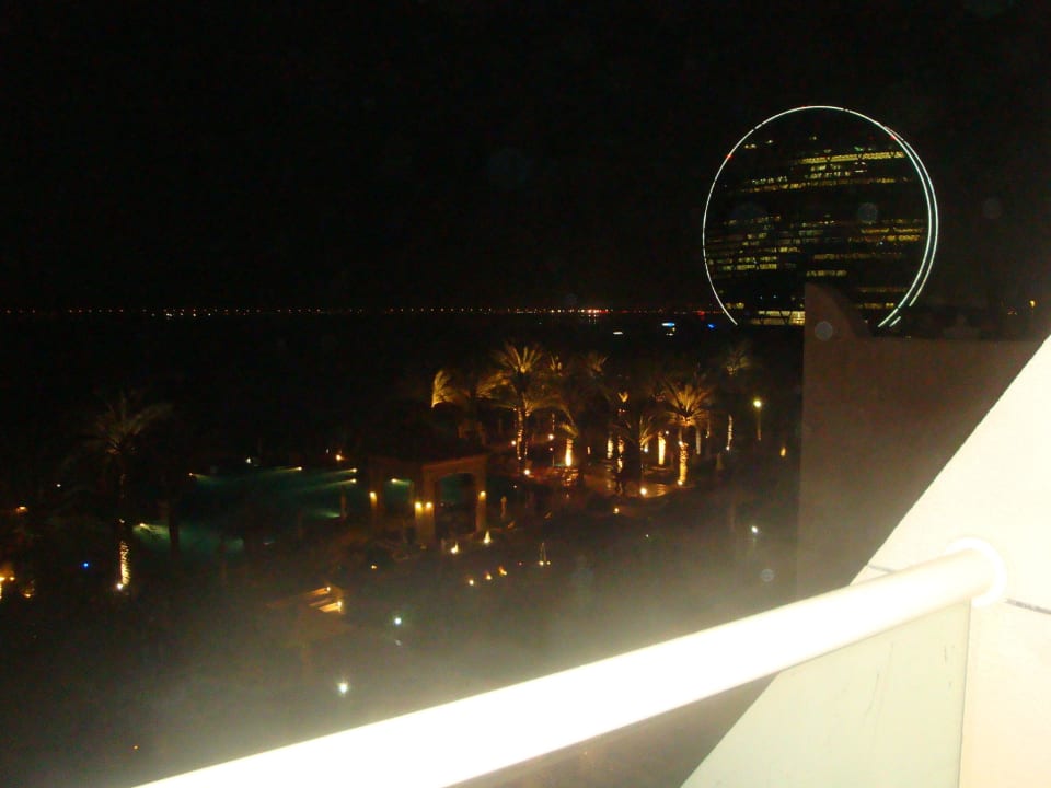 Aussicht vom Balkon bei Nacht Al Raha Beach Resort & Spa