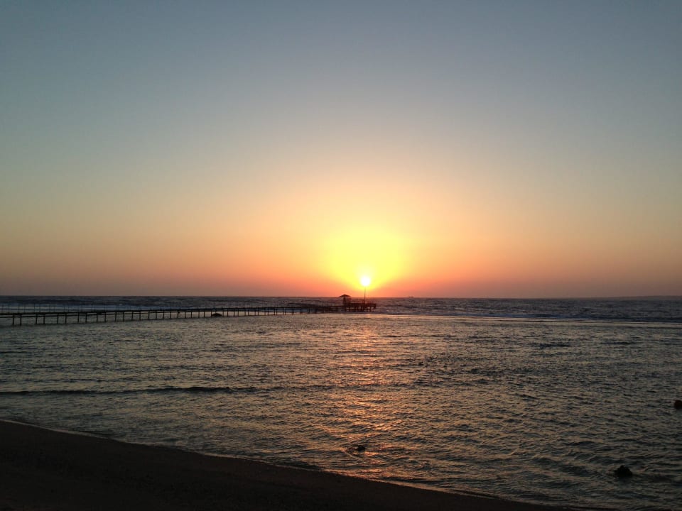 Sonnenaufgang...am Strand Charmillion Club Resort