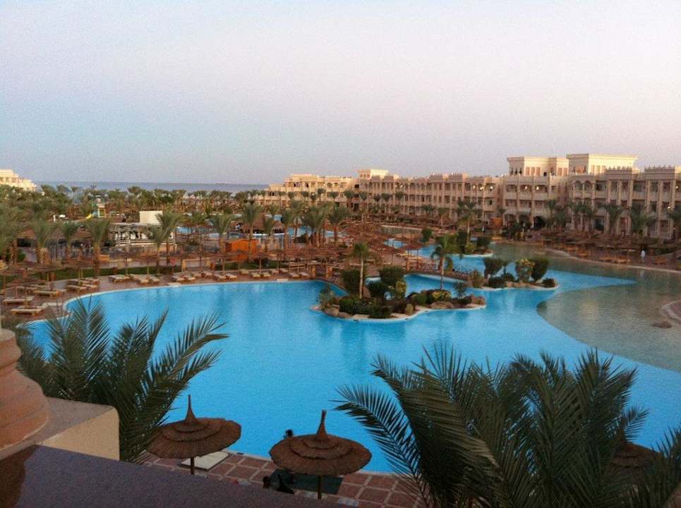 Schöne Poolanlage aber leider kalt Pickalbatros Palace Resort