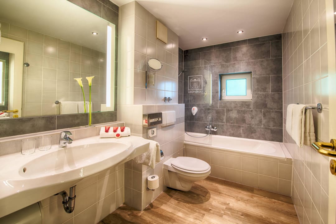 Comfort/Superior Bathroom Leonardo Hotel Hamburg Airport