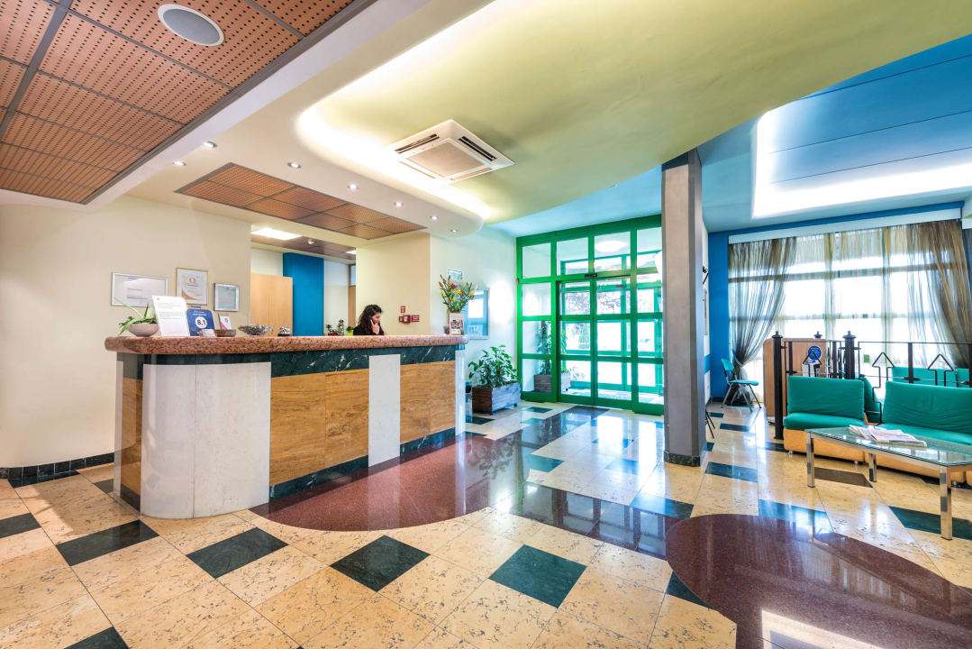 Lobby West Point Airport Hotel