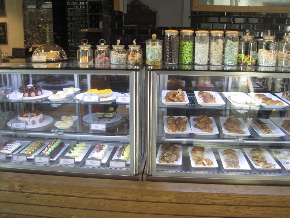 Kuchenauswahl - Lavanta Patisserie Acanthus Cennet Barut Collection