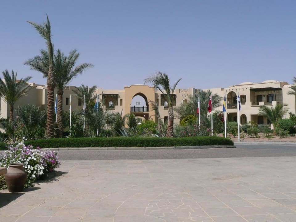 Vor dem Hotel Three Corners Rihana Resort Deluxe