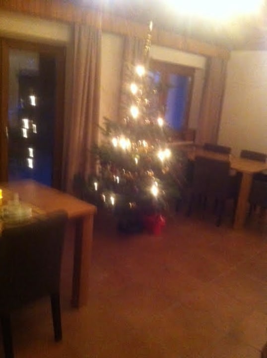 Liebevoll geschmückter Christbaum von Kim und Joost Landhaus Meine Auszeit