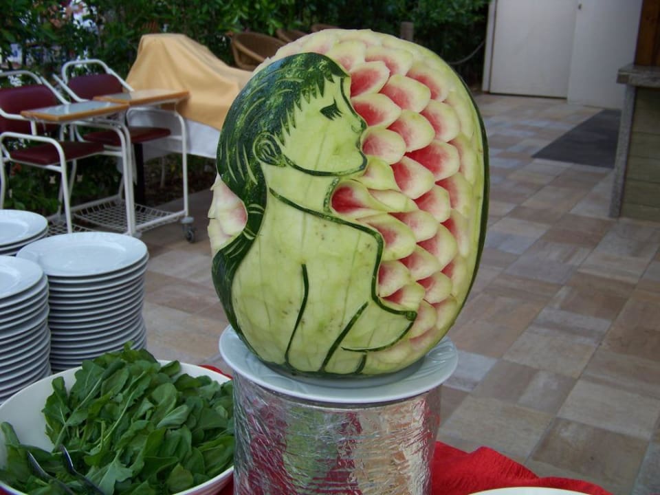 Melonenschnitzerei Hane Family Resort