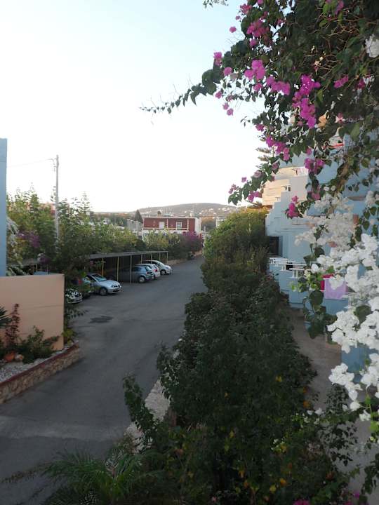 Blickrichtung zur Straße Hotel Kathrin Beach