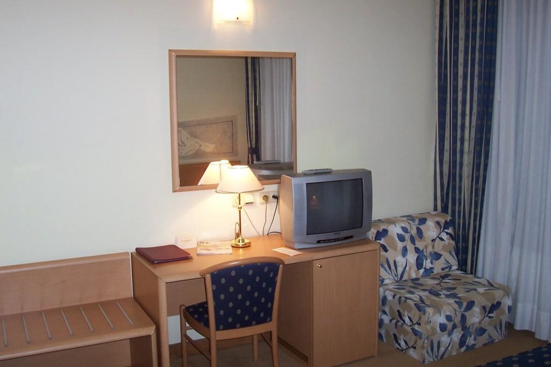 Schreibtischbereich mit Minibar, TV Hotel Tivoli