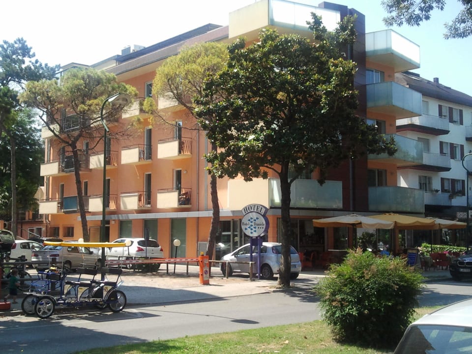 Straßenansicht links Hotel Daniele