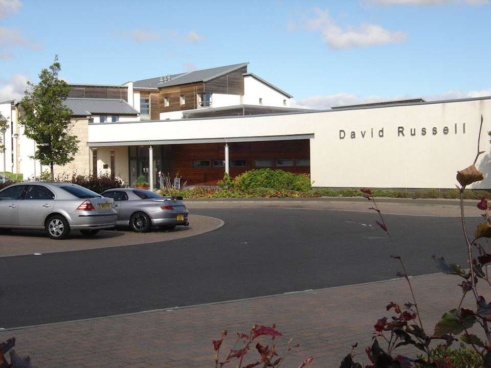 Zufahrt und Eingang David Russell Apartments