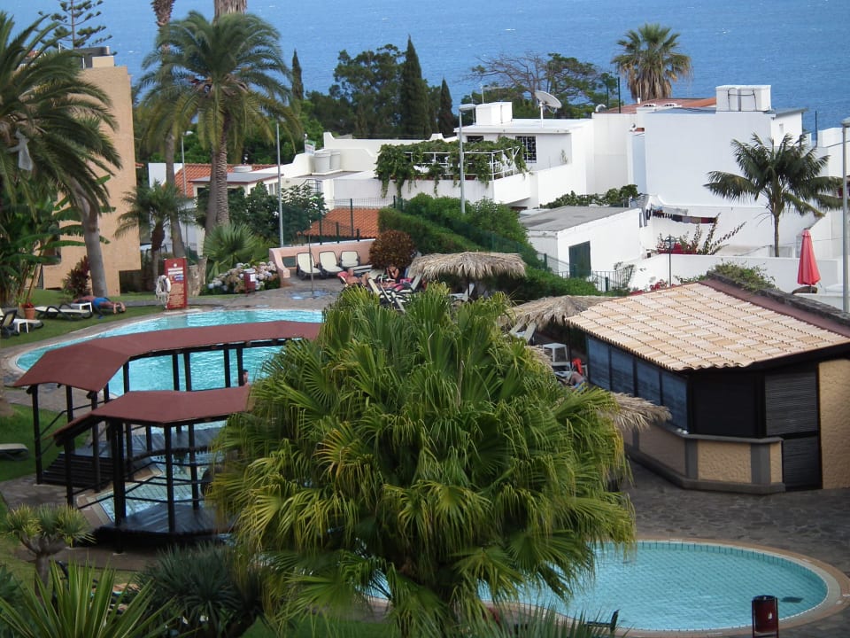 Widok na basen i ocean Hotel Dom Pedro Garajau