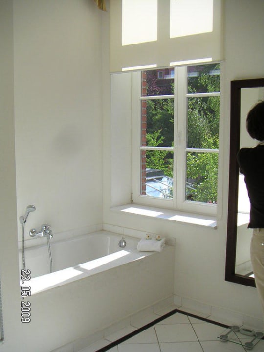 Bad mit Wanne und Dusche Hotel Niederländischer Hof