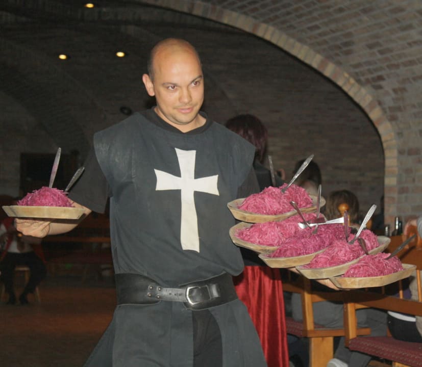 Im Kellergewölbe Ritteressen  Hotel Kapitany Wellness