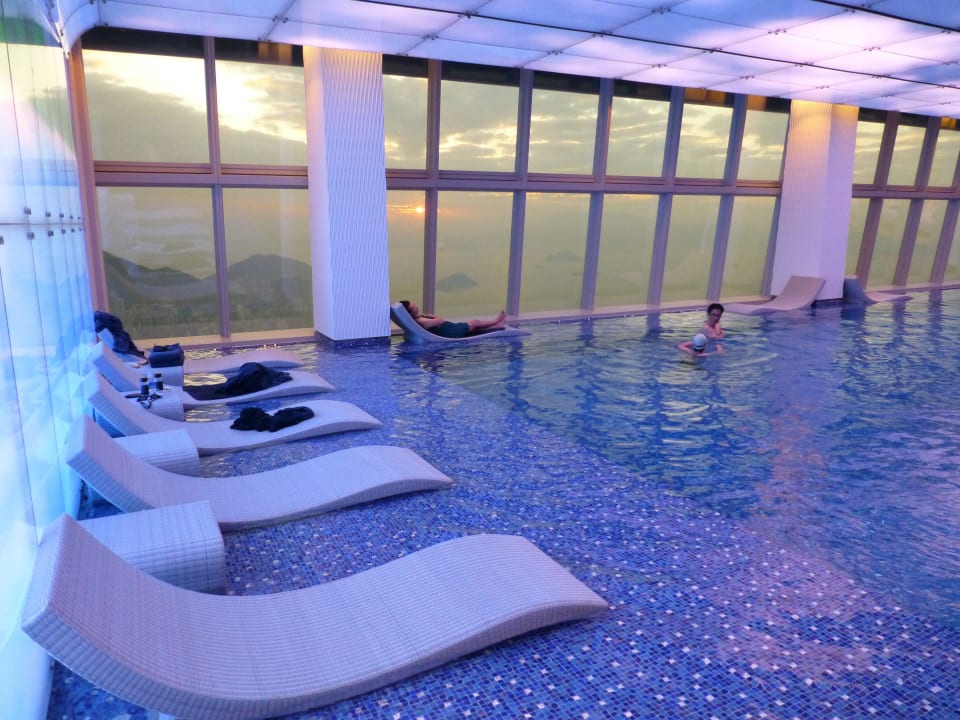 Liegen im Wasser im 118. Stockwerk Hotel The Ritz-Carlton Hongkong