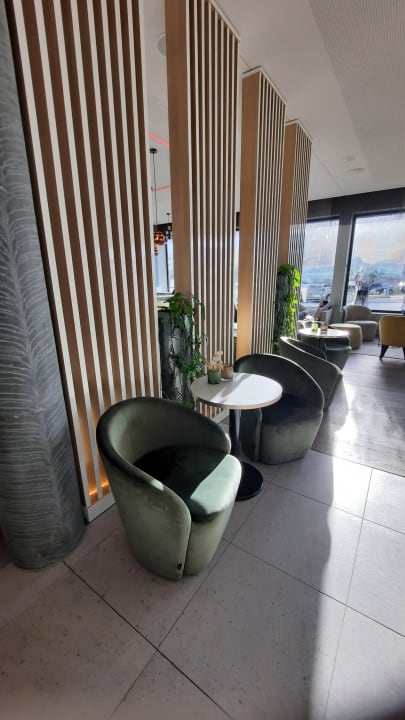 Lobby Leonardo Hotel Zurich Airport