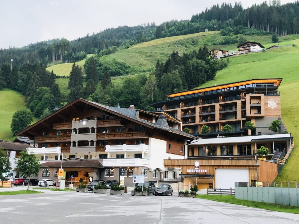 Außenansicht DAS EDELWEISS Salzburg Mountain Resort