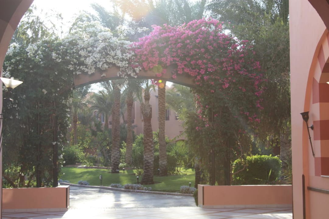 Eingangstor zur Hoteleinlage von Strand kommend Jaz Makadi Oasis Resort