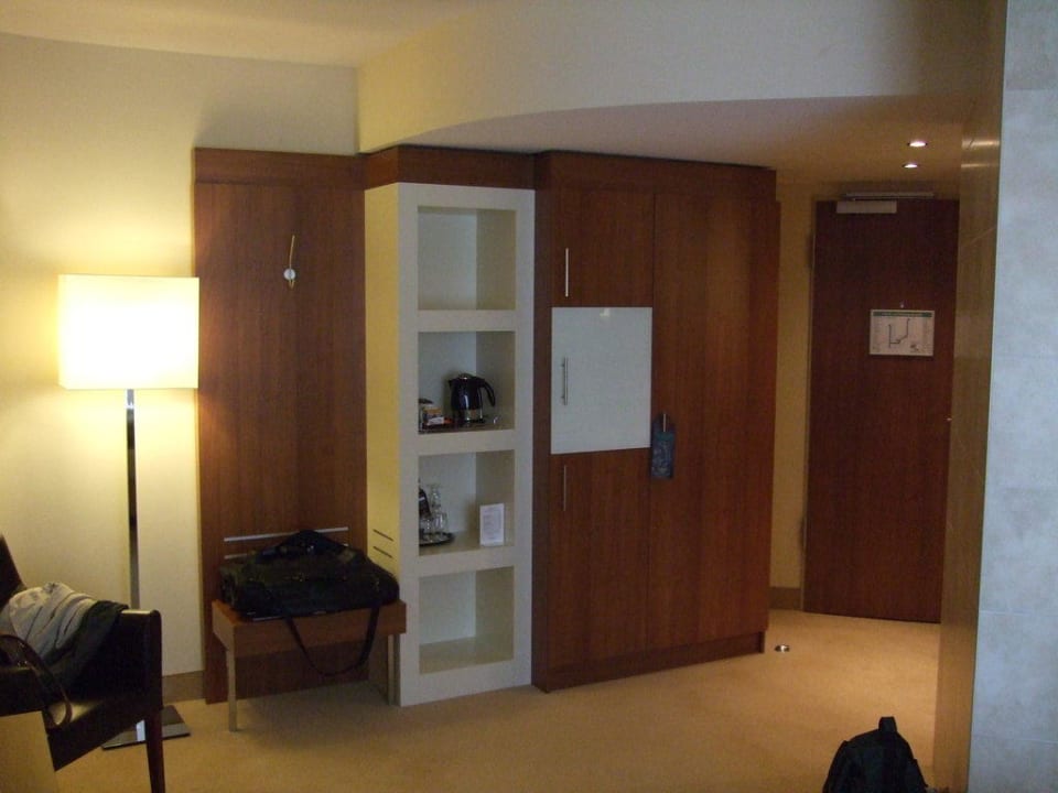 Minibar und Schrank Lindner Hotel Hamburg Am Michel, part of JdV by Hyatt