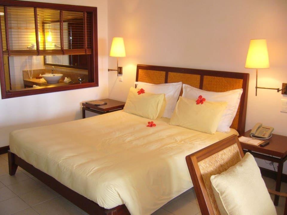 Schlafbereich mit Durchreiche zum Bad Constance Belle Mare Plage