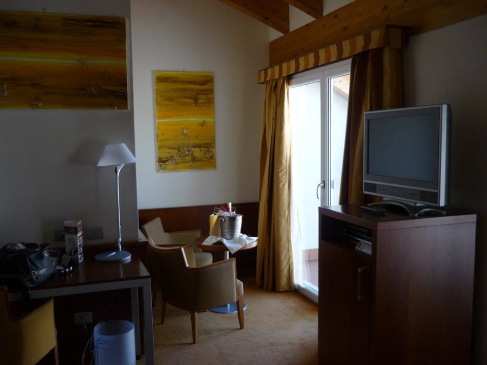 Blick zum Sitzbereich und zum Balkon Color Hotel