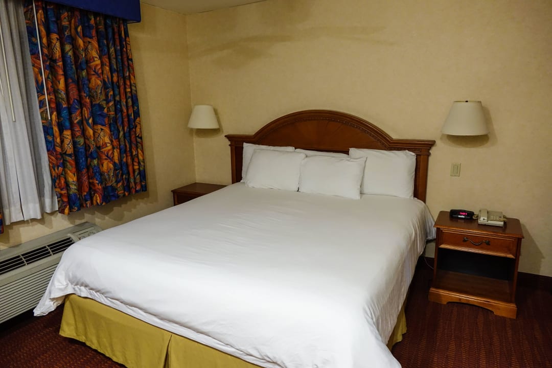 Schlafzimmer mit Kingsize-Bett La Fuente Inn And Suites