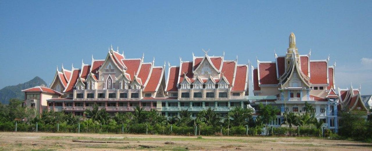 Hotel Ayodhaya gesehen von der Uferstraße Aonang Ayodhaya Beach Resort & Spa