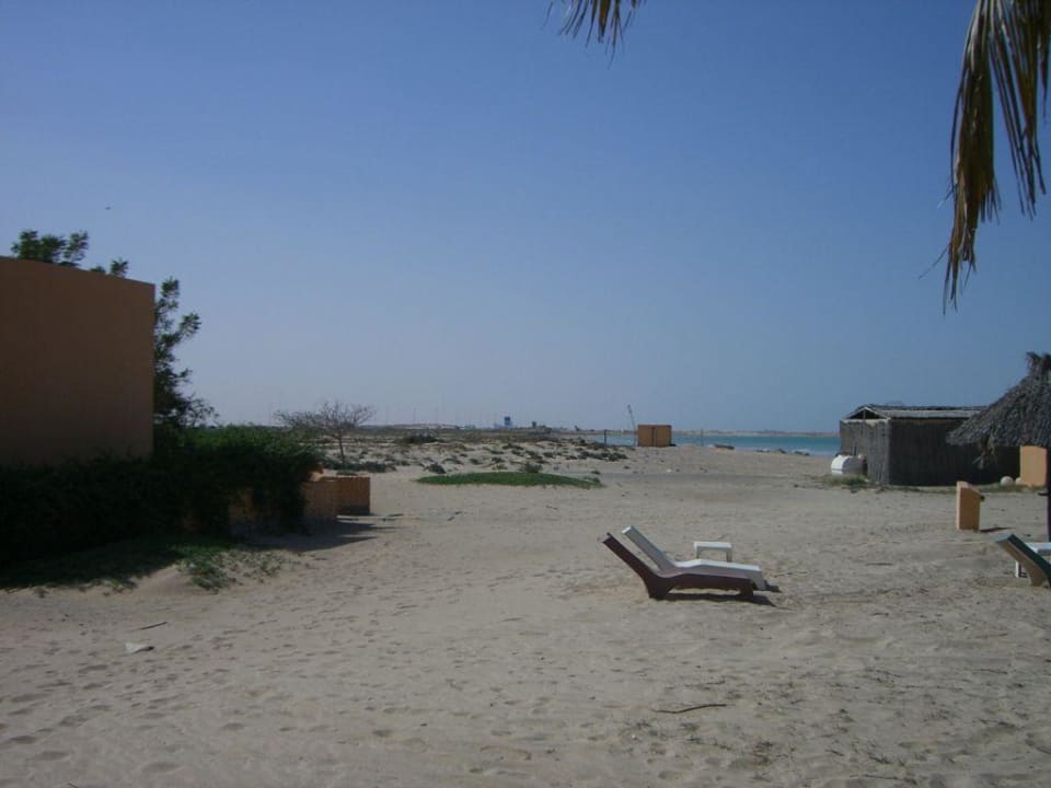 verwahrloster Strand BM Beach Resort
