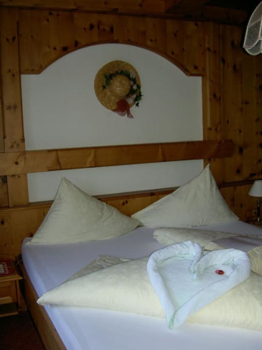 Bett im Zimmer 20 Mari Pop Hotel