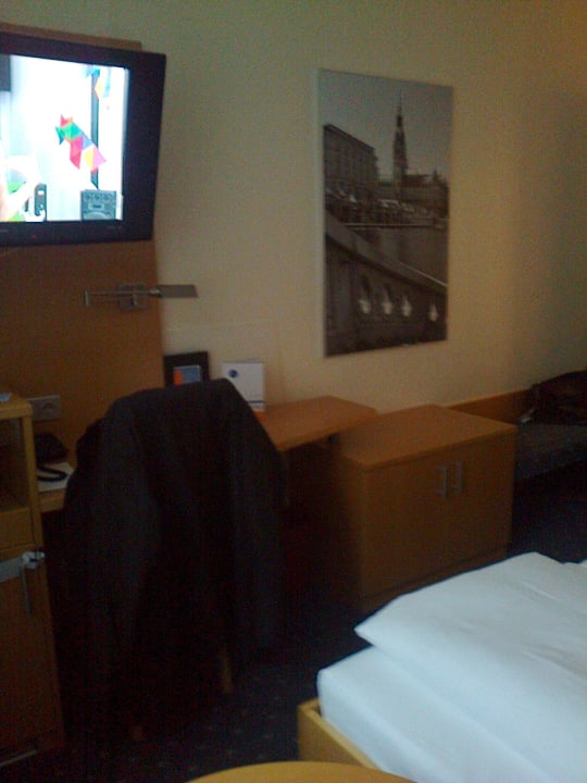 TV; darunter Minibar und Kommode Heikotel – Hotel Stadtpark Residenz