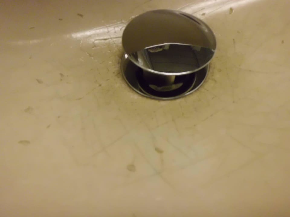 Waschbecken mit vielen Macken Leonardo Hotel Verona