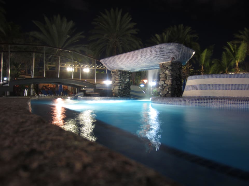 Poolbeleuchtung bei Nacht Suites & Villas by Dunas