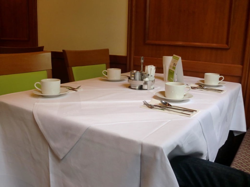 Tisch im Frühstücksraum Hotel Metropol by Maier Privathotels