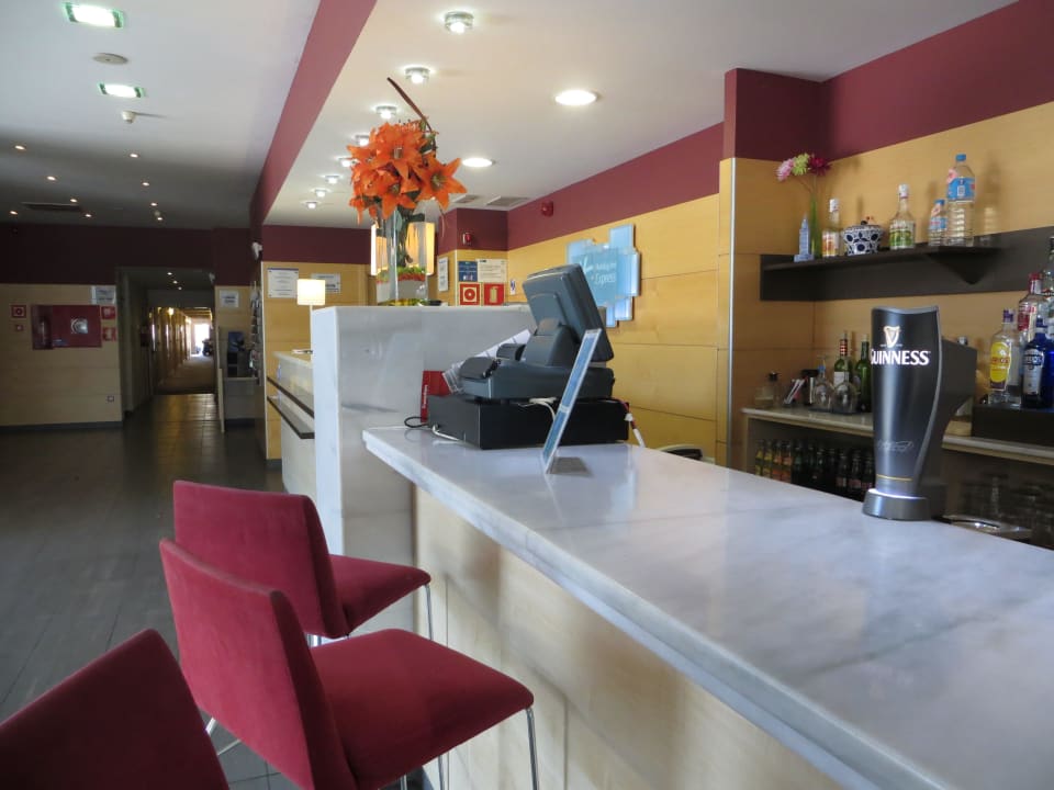 Die Bar, links daneben die Rezeption Hotel Holiday Inn Express Málaga Airport