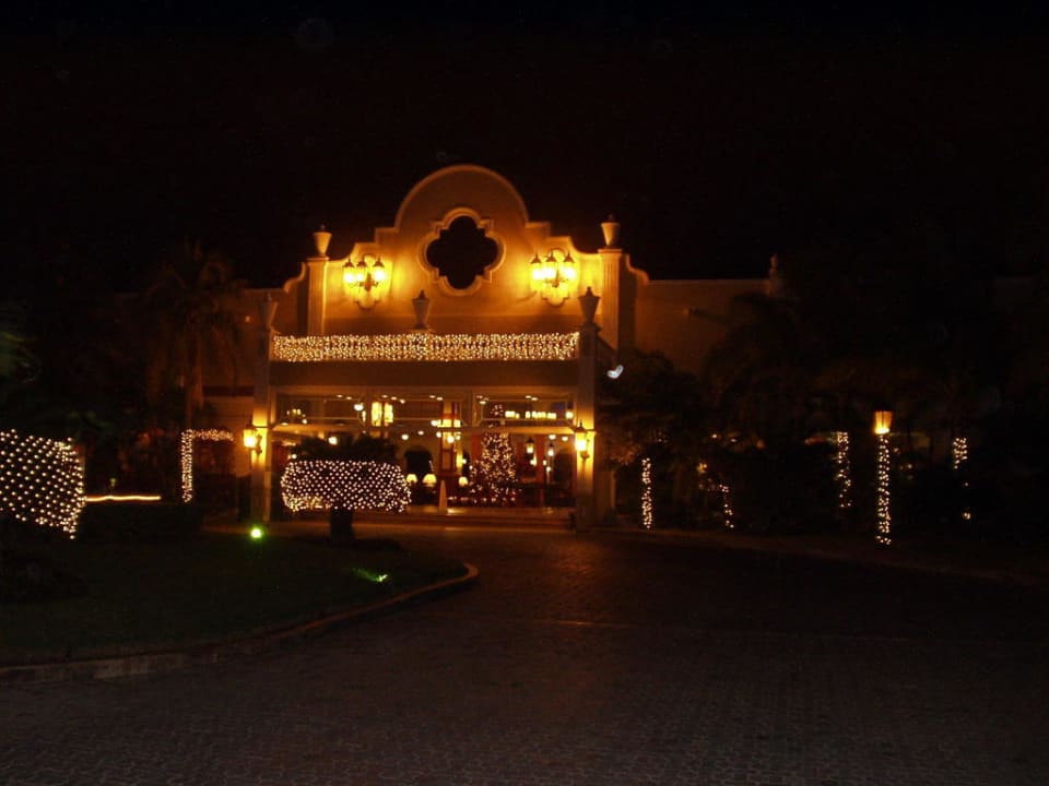 Eingang bei Nacht Hotel Riu Tequila