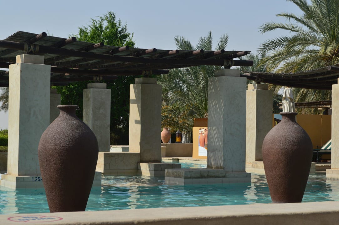 Einer der drei Pools bei Tag Hotel Bab Al Shams Desert Resort & Spa