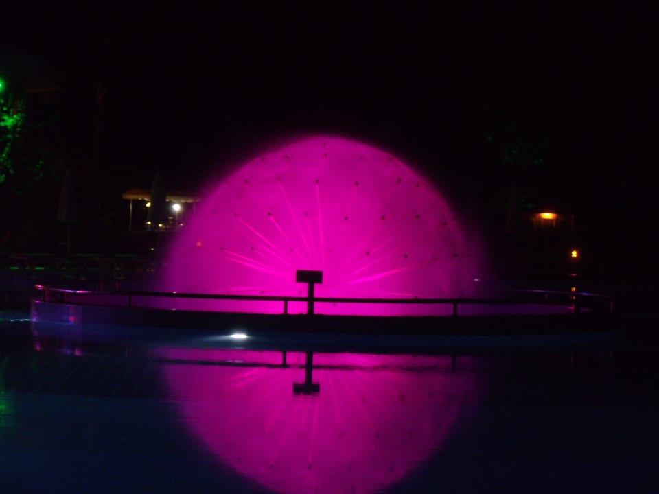 Farbenfrohe Pool-Beleuchtung Le Jardin Resort