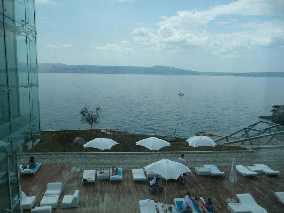 Außenliegebereich des Novi Spa-Bereichs Wyndham Grand Novi Vinodolski Resort - The View & Family Apartments