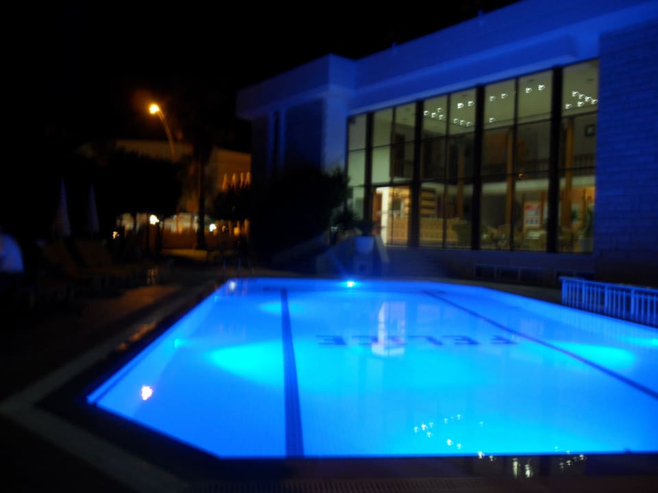 Pool bei Nacht Hotel Felice