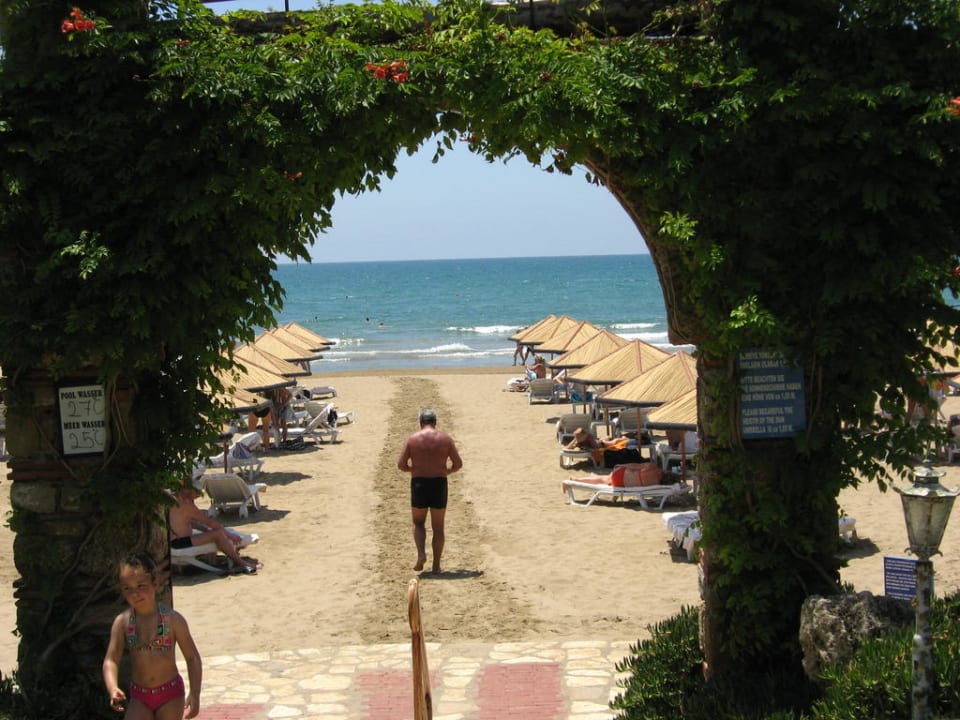 Blick aus der Anlage zum Strand Hotel Defne Garden