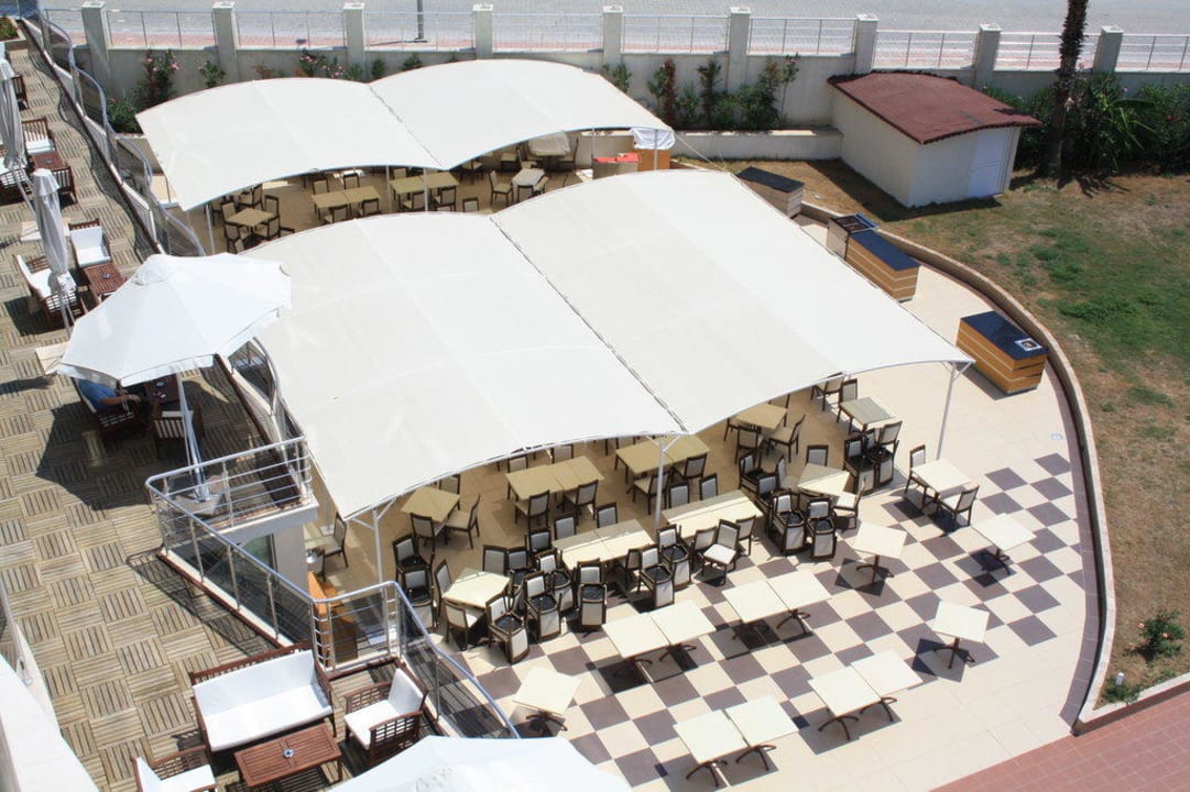 Blick auf das Außenrestaurant Hotel Sidekum