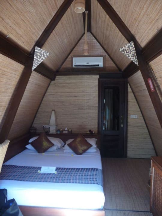 Doppelbett im gemütlichen Lumbung Hut Hotel Vila Ombak