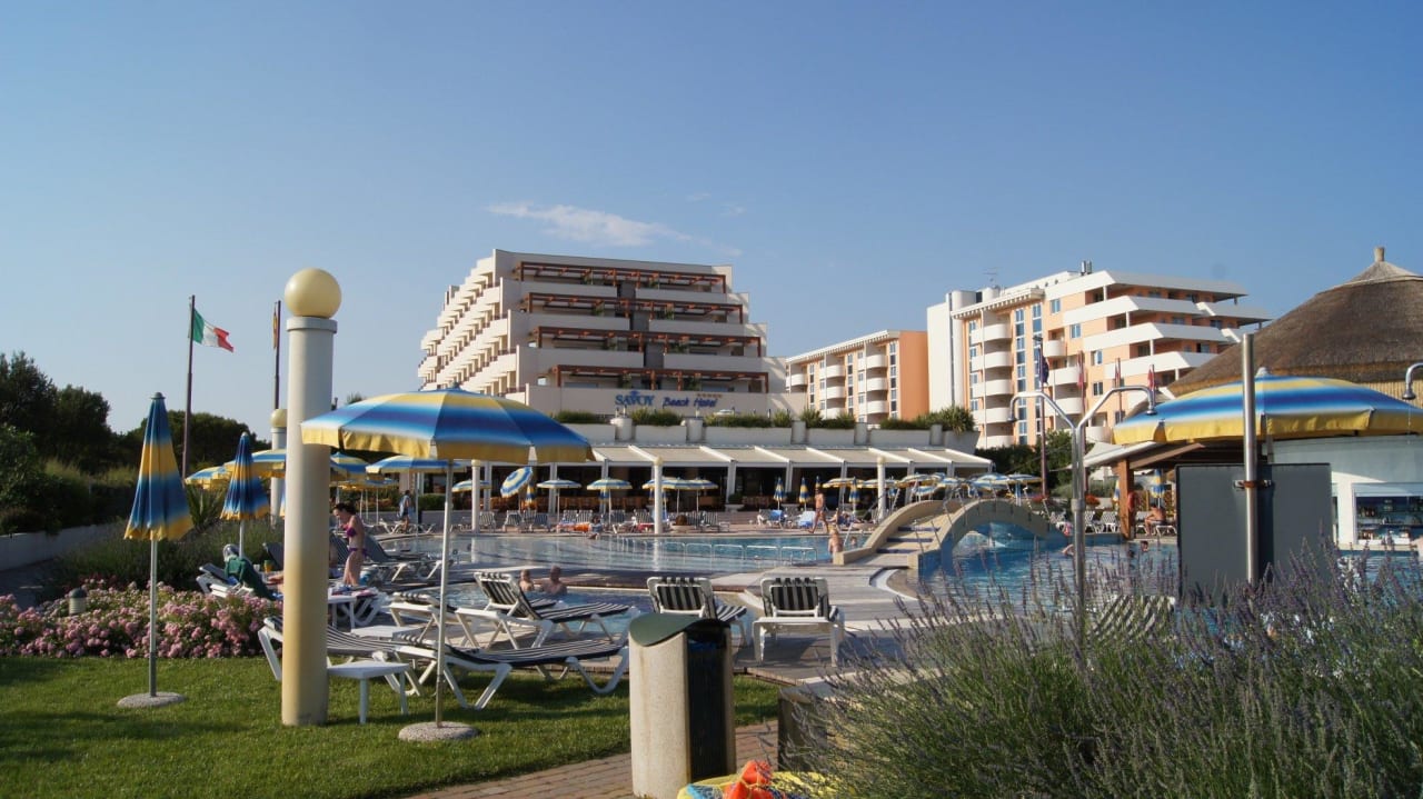 Blick auf die Poolanlage und Hotel Savoy Beach Hotel & Thermal Spa