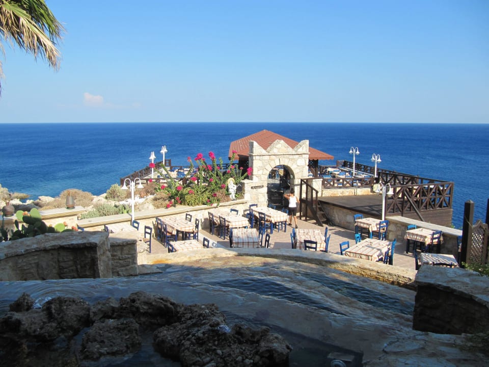 Blick von Taverne Poseidon auf das Acropolis Hotel Kalithea Horizon Royal