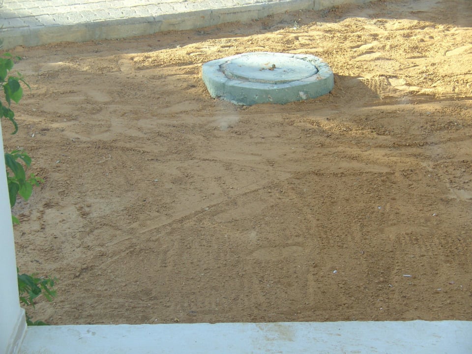 Ungesicherter Schacht vor der Terrasse Monarque Club Rivage