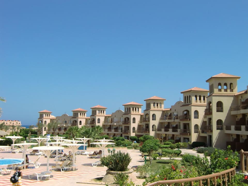 Links beginnt der Pool, rechts ist der Südflügel Pensée Royal Garden Beach Resort